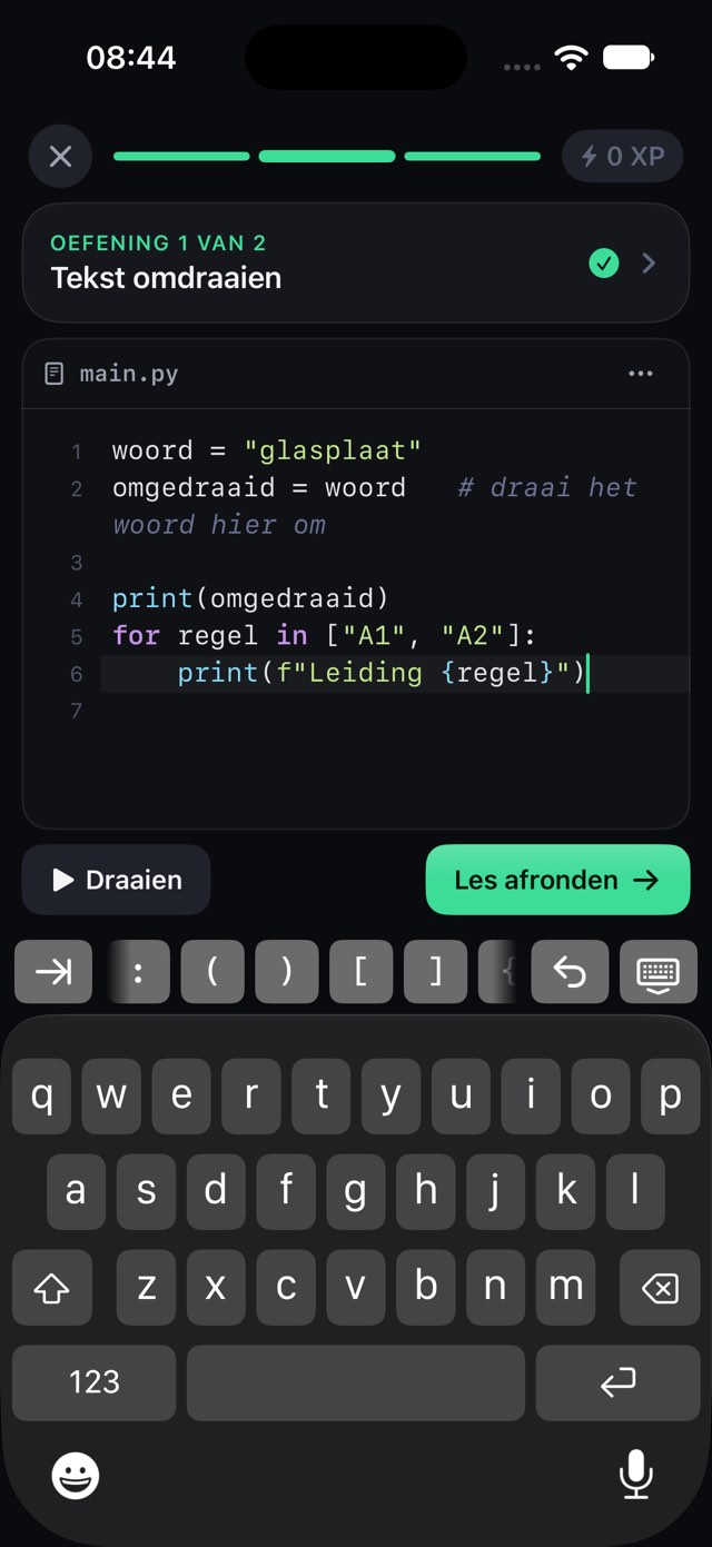 De code-editor van PyPath met regelnummers en een extra toetsenrij voor haakjes, dubbele punt en inspringen.